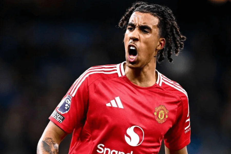 Old Trafford pendant le derby Manchester United vs City, ambiance intérieur électrique janvier 2026`