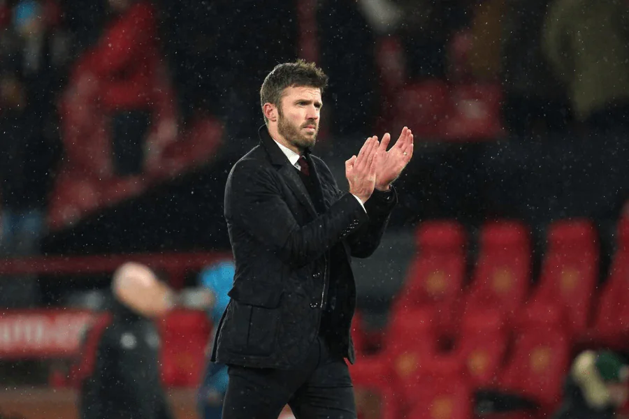 Carrick discutant avec les joueurs de Manchester United.