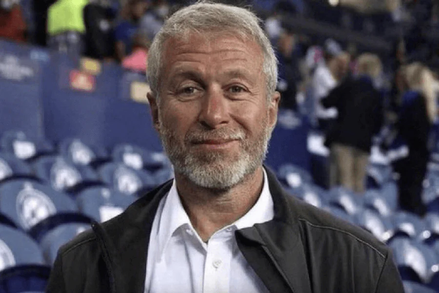 Roman Abramovich propriétaire Chelsea tribune match Stamford Bridge investissements trophées