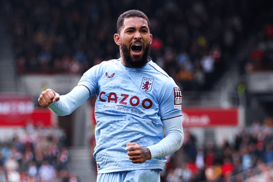 Douglas Luiz disputant un ballon en Premier League pour Nottingham Forest