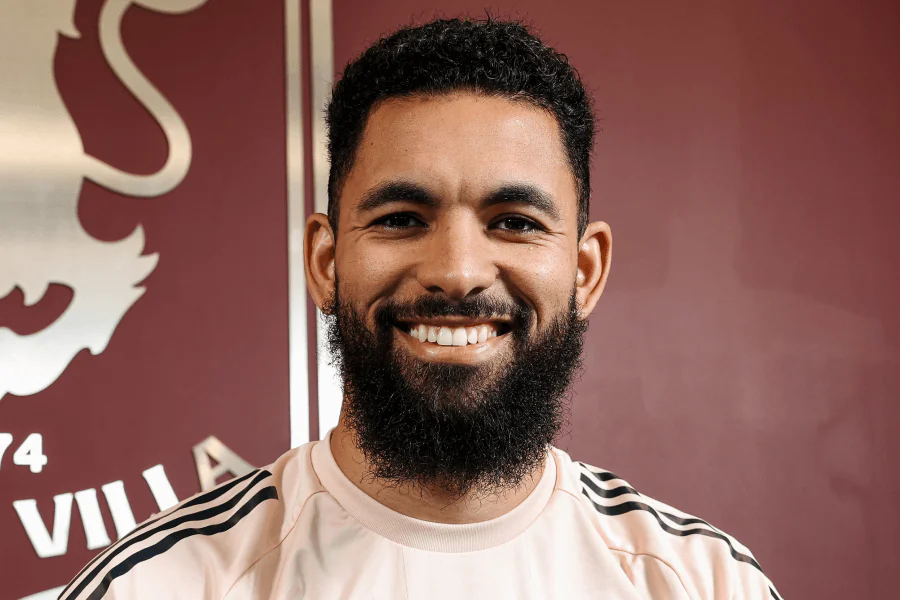 Douglas Luiz numéro 6 Aston Villa passant le ballon contre adversaire Premier League"