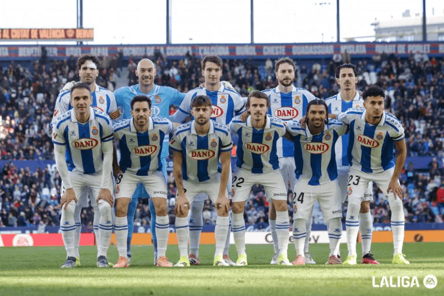 Les joueurs d'Espanyol célébrant leur but au stade Ciudad de Valencia.
