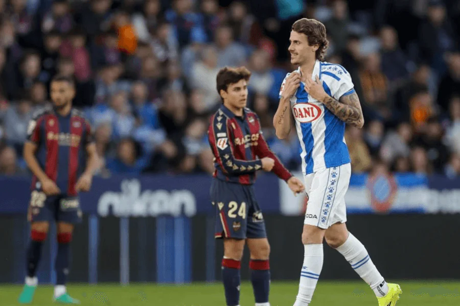 Carlos Romero fête son but pour Espanyol.