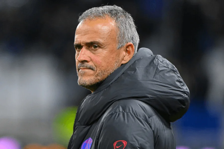 Luis Enrique diriger son équipe en tactique offensive