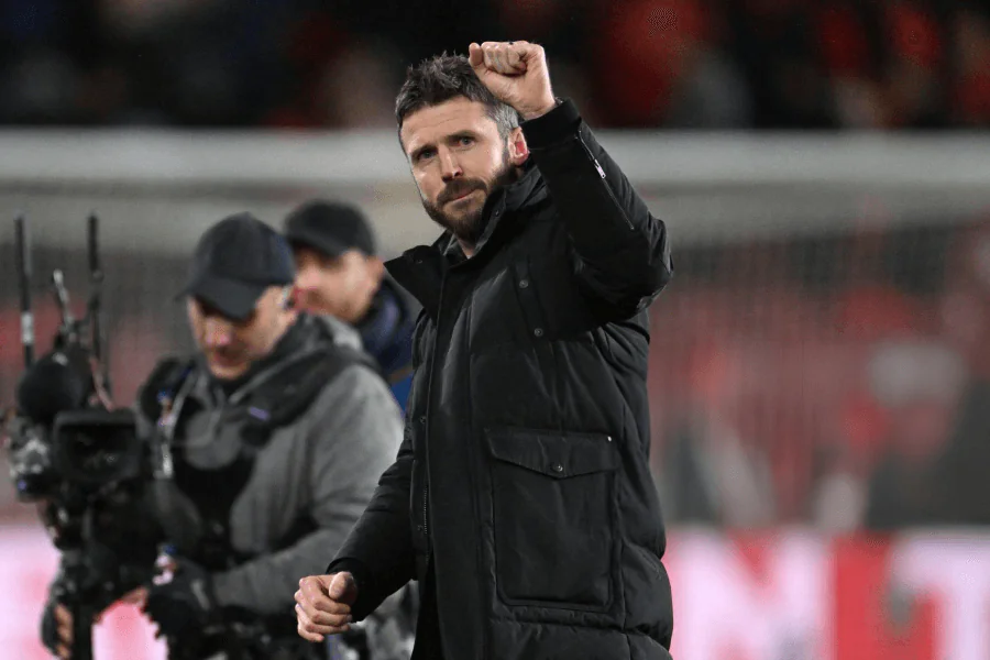 Michael Carrick dirigeant l’entraînement de Manchester United.