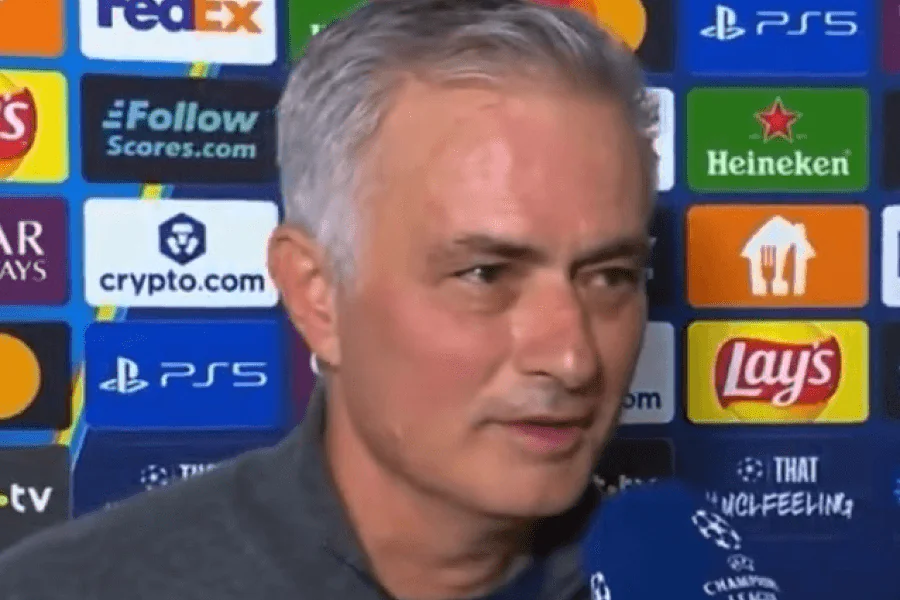 José Mourinho entraîneur Benfica donne instructions joueurs banc touche