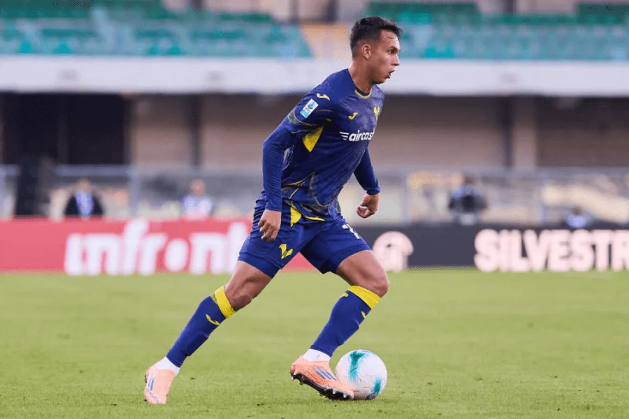 Giovane Santana célèbre but victoire Vérone maillot jaune ble