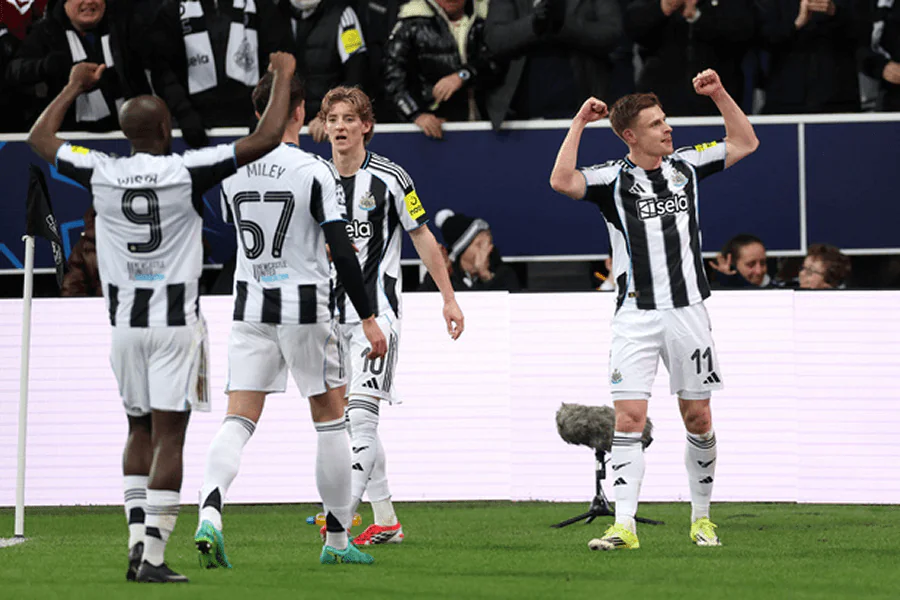 L'équipe de Newcastle pose avant le match
