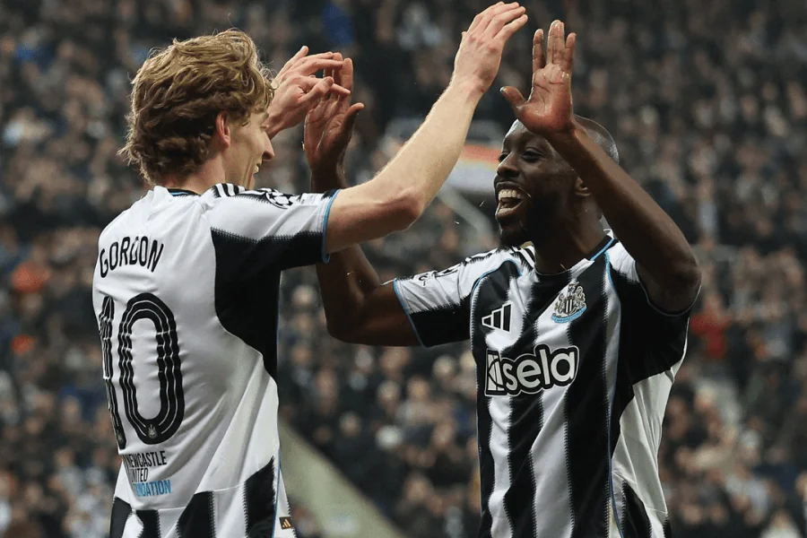 Anthony Gordon glisse le ballon dans le but vide après pressing PSV