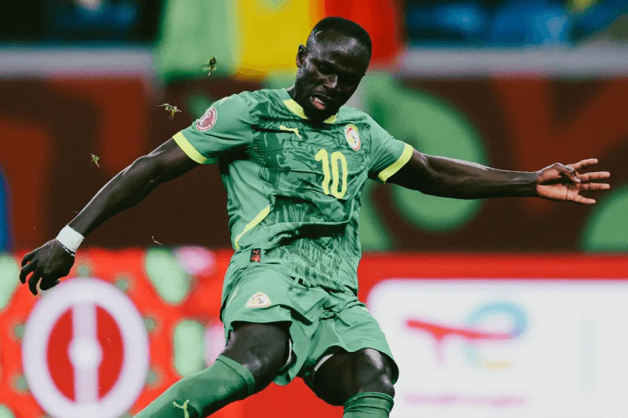 Sadio Mané célébrant son but auprès de ses coéquipiers.