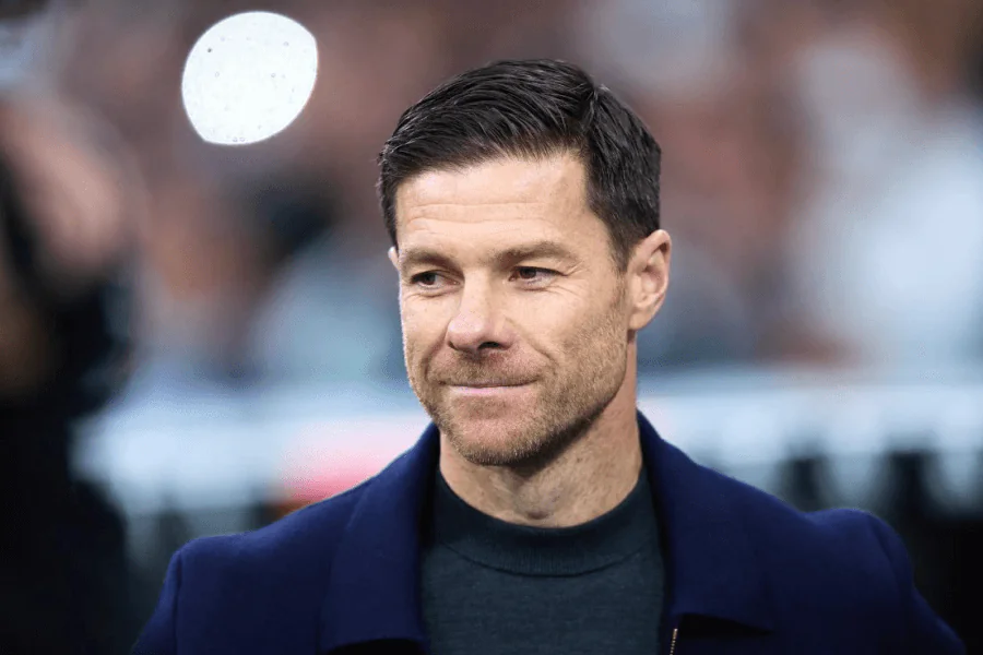 Xabi Alonso s'entretient avec ses joueurs sur le terrain.