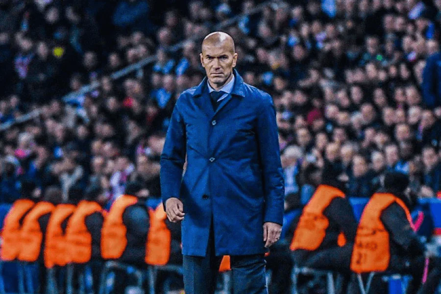 Zidane et les joueurs du Real Madrid au bord du terrain.