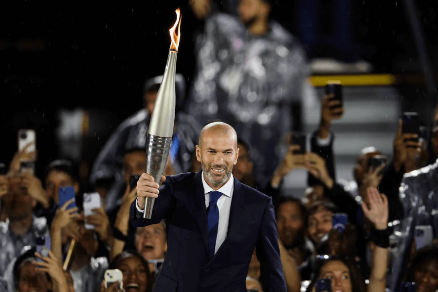 Zidane levant un trophée avec le Real Madrid.