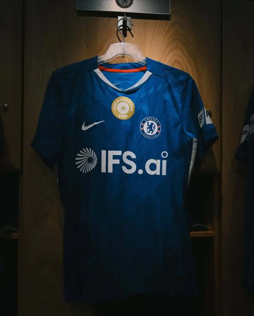 Maillot domicile de Chelsea avec le logo IFS.ai accroché dans le vestiaire de Stamford Bridge avant le match contre Burnley