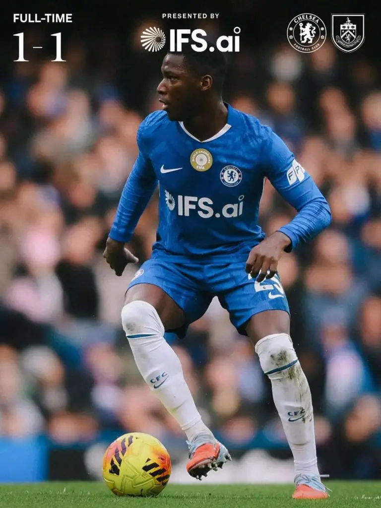 Joueur de Chelsea en action lors du match Chelsea-Burnley (1-1) à Stamford Bridge, portant le maillot avec le nouveau sponsor IFS.ai