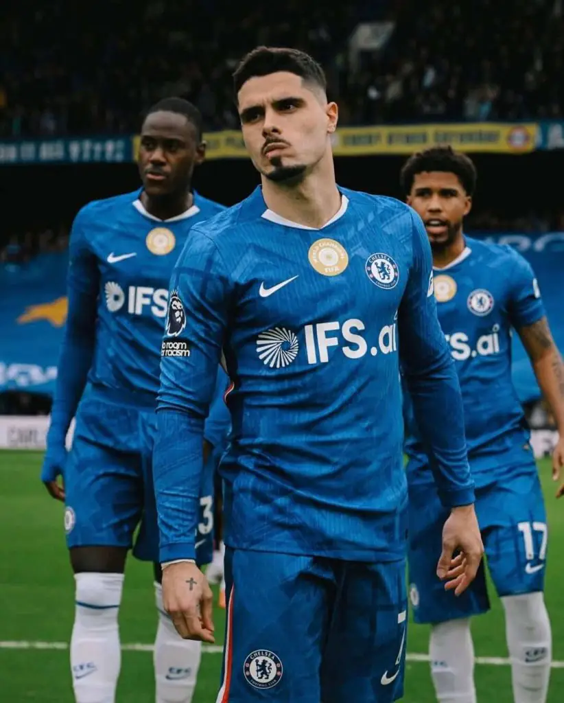 Joueurs de Chelsea FC portant le maillot avec le logo IFS.ai lors de la première mi-temps du match contre Burnley en Premier League