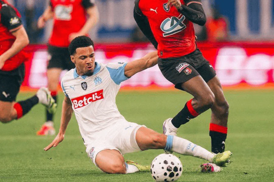 Ethan Nwaneri sortant du terrain déçu après match Marseille février

