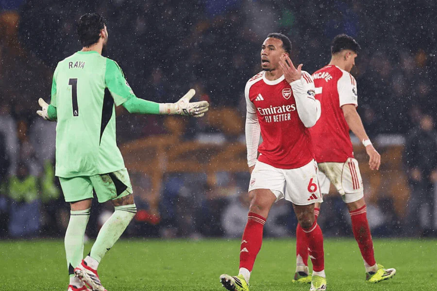 David Raya Arsenal gardien erreur but Wolves Edozie 2026