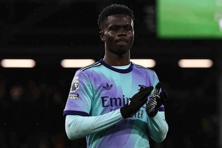 Bukayo Saka blessure échauffement physiothérapeute assistance terrain