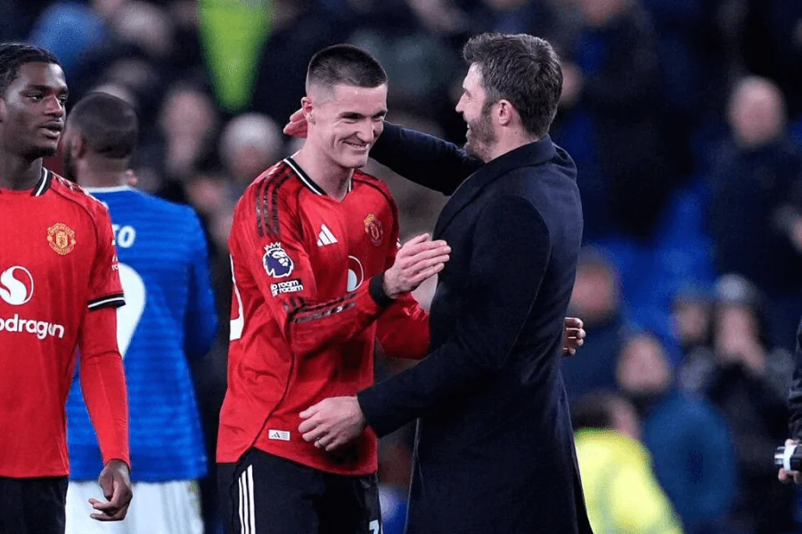 Manchester United joueurs célèbrent victoire Everton Carrick invaincu 2026