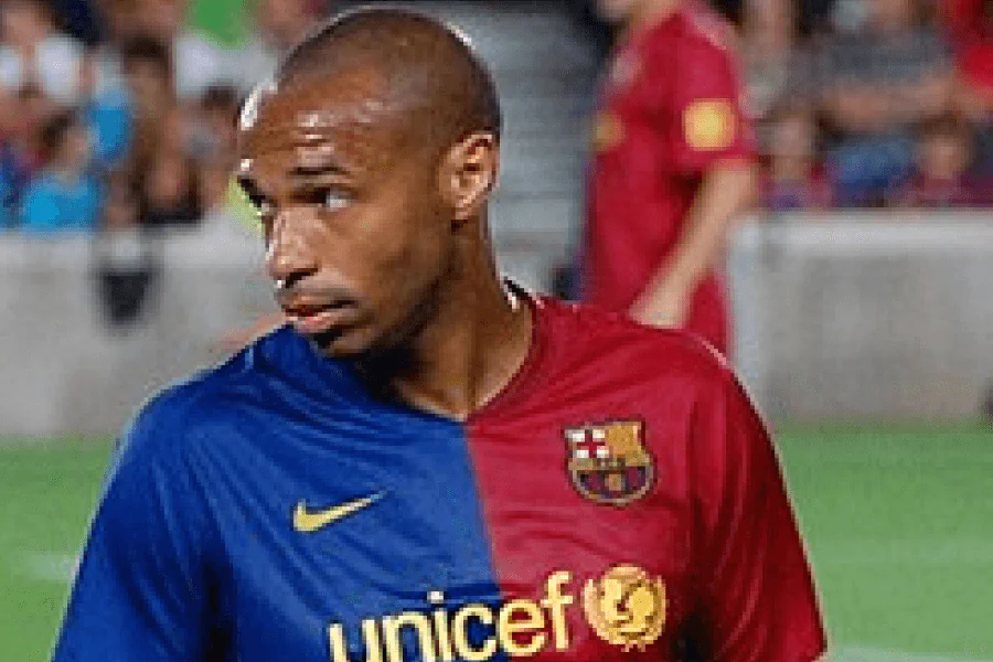 Thierry Henry Arsenal contrôle ballon surface Highbury célébration bras écartés
