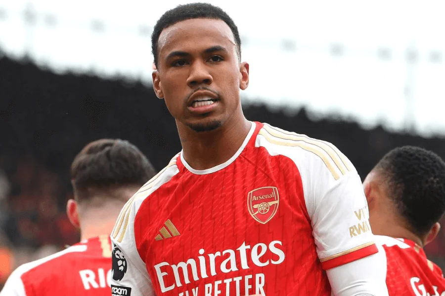 Bukayo Saka célèbre but Arsenal maillot rouge blanc Premier League