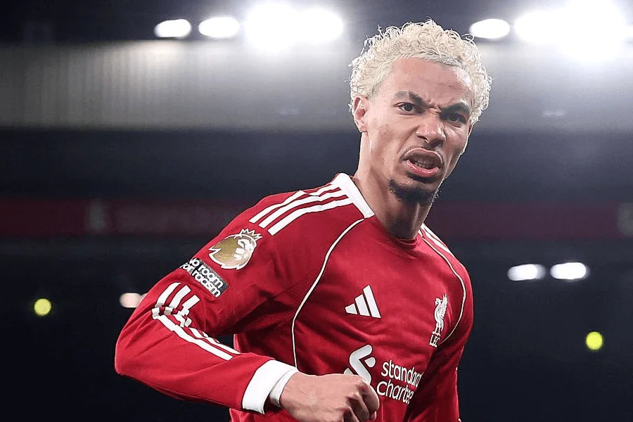 Ekitike dribble Thiaw Newcastle marque extérieur pied droit Liverpool