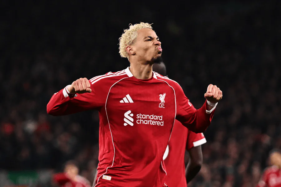 Hugo Ekitike attaquant français Liverpool frappe ballon pied droit Anfield