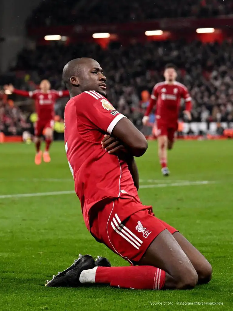 Ibrahima Konaté à genoux sur la pelouse d'Anfield après son but dédié à son père décédé – Liverpool, février 2026