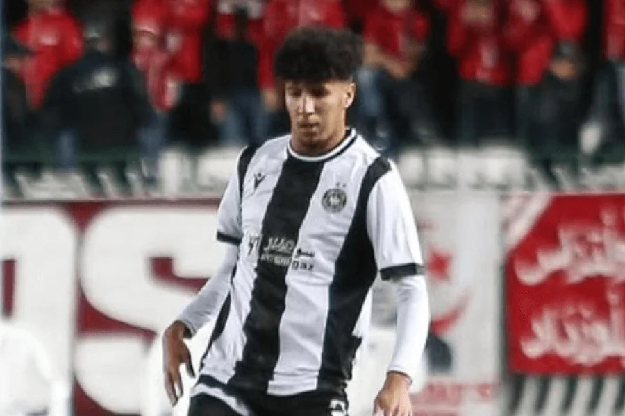Jeune défenseur algérien Issam Abdelhamid Naim concentré avant un match de Ligue 1