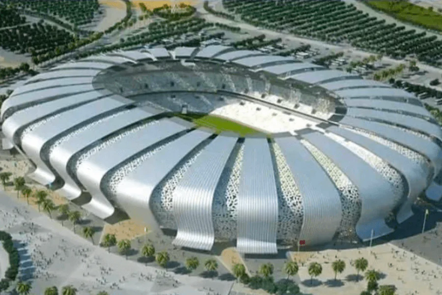 Supporters algériens brandissant des drapeaux, futur espoir Issam Abdelhamid Naim au centre