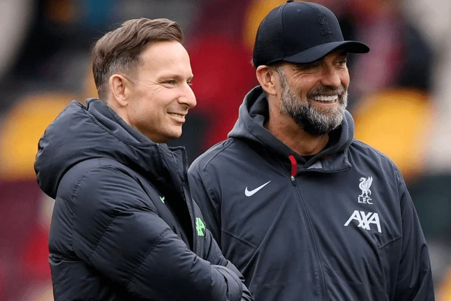 Jurgen Klopp Lijnders Liverpool touchline discussion tactique match Anfield