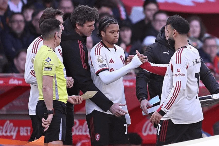 Rio Ngumoha 16 ans but 100e minute Newcastle Liverpool août 2025