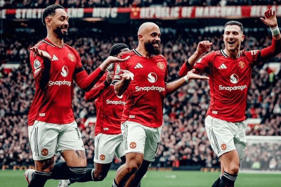 Old Trafford stade Manchester United rempli fans février 2026