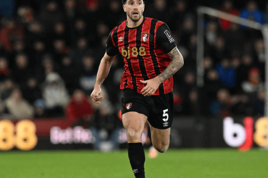 Marcos Senesi effectuant un tacle lors d'un match de Bournemouth au Vitality Stadium