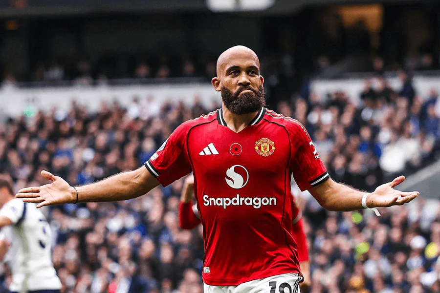 Bryan Mbeumo attaquant camerounais Manchester United frappe ballon pied gauche Premier League