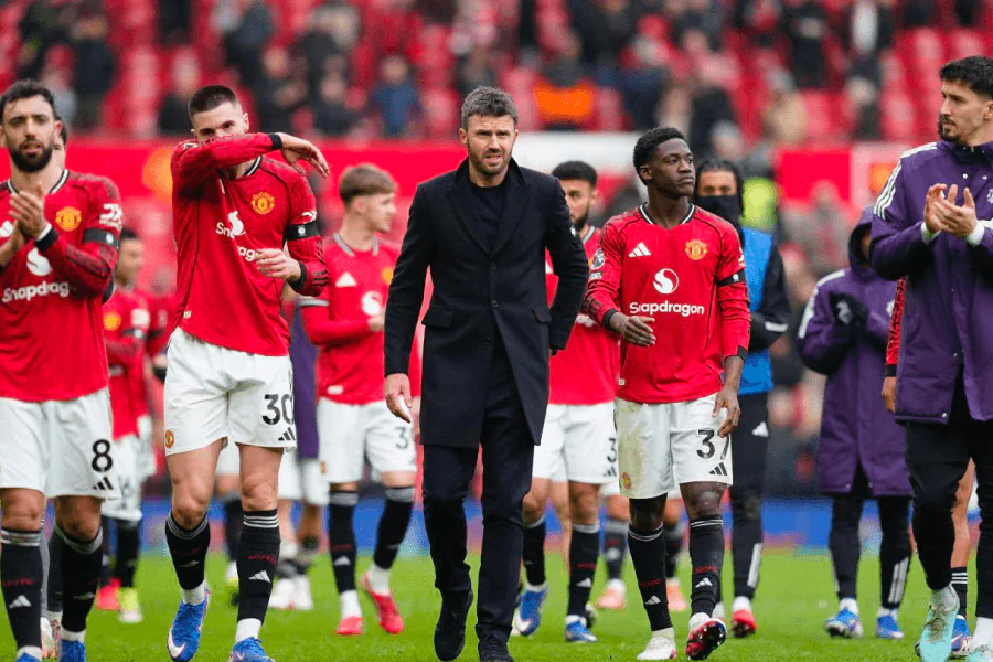 Jonny Evans et Michael Carrick discutent tactique sur le banc de touche
