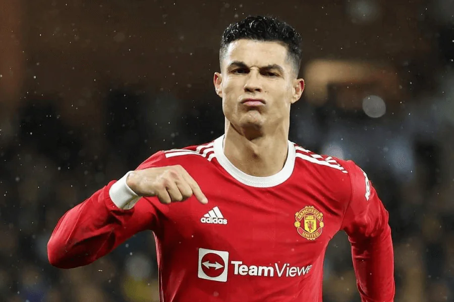 Cristiano Ronaldo Manchester United entraînement 2022 McCarthy coach attaquants travail tactique surface

