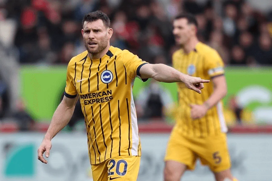 James Milner en action au milieu de terrain avec le maillot de Brighton en Premier LeagueJames Milner