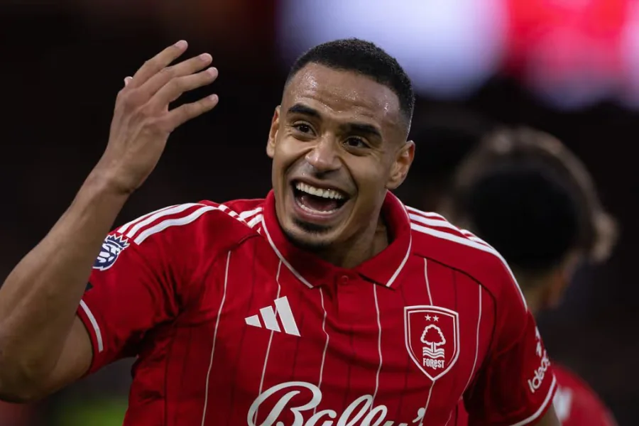 Murillo portrait maillot rouge Nottingham Forest City Ground saison 2025 2026