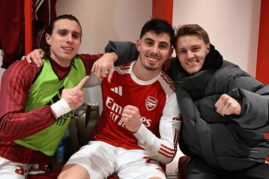 Martin Ødegaard célébration but Arsenal bras levés joie coéquipiers Emirates Stadium