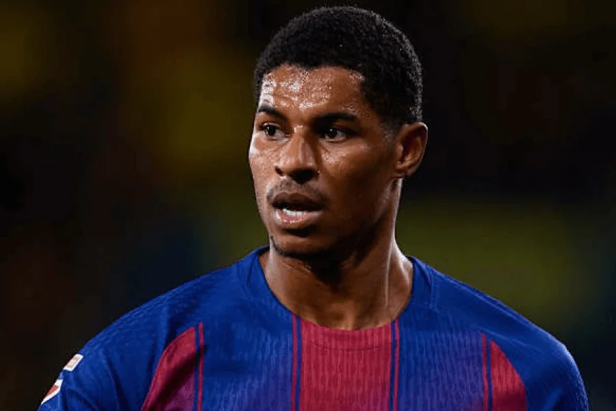 Marcus Rashford effectuant un sprint avec le ballon sous le maillot de Barcelone

