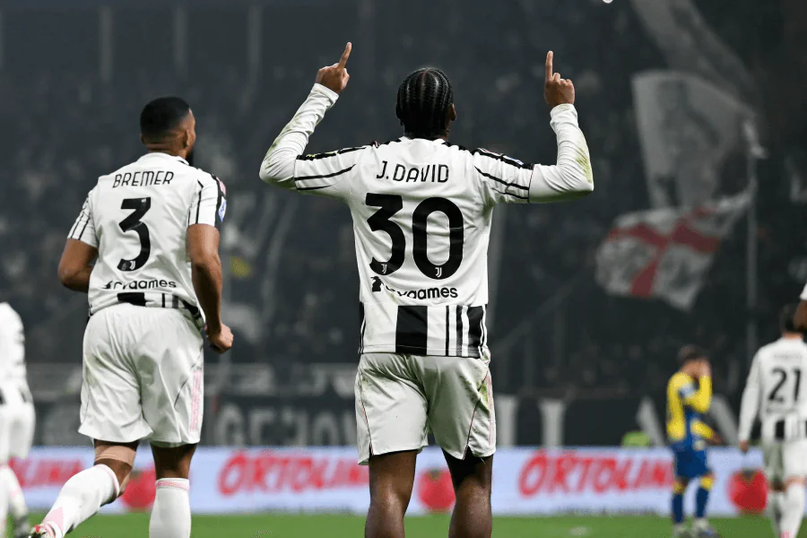 urgen Ekkelenkamp célèbre son but décisif contre la Roma en Serie A