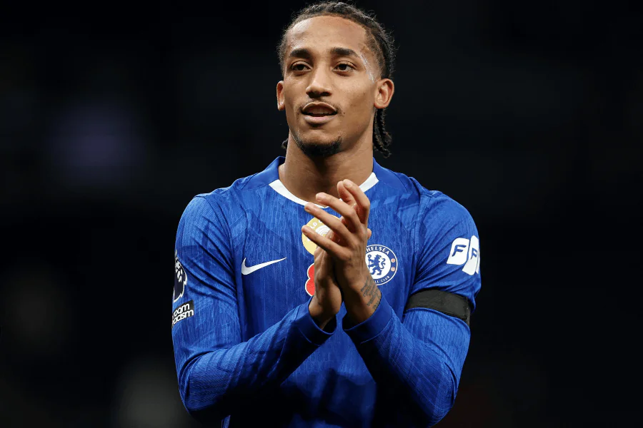 João Pedro dribble un défenseur en Premier League avec Chelsea