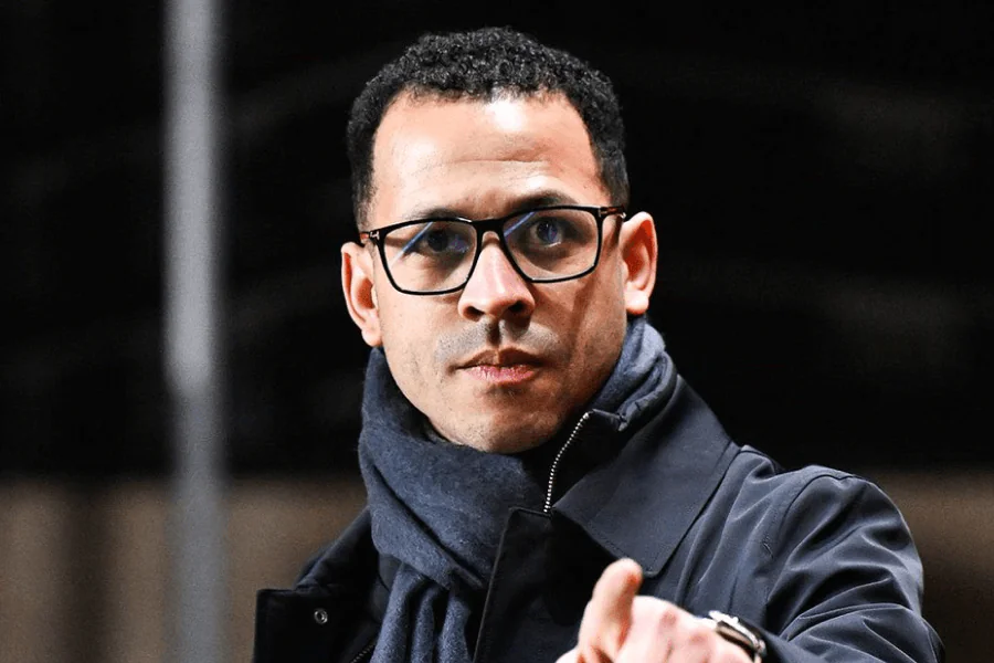 Liam Rosenior donne des consignes à João Pedro à Stamford Bridge