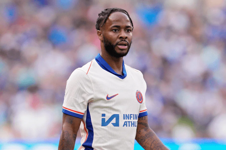 Sterling célèbre titre champion Manchester City quatre trophées Premier League carrière
