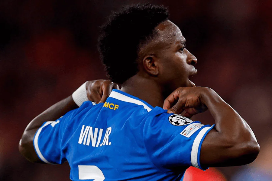 Vinicius Junior dribble face à un défenseur du Benfica à l'Estadio da Luz