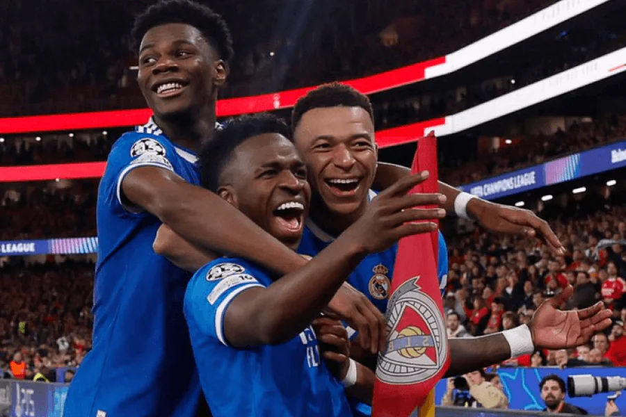 Vinicius Junior lève le poing en signe de protestation contre le racisme en football