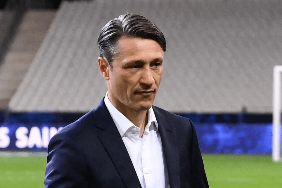 Niko Kovac entraîneur Borussia Dortmund donne des instructions tactiques en bord de terrain