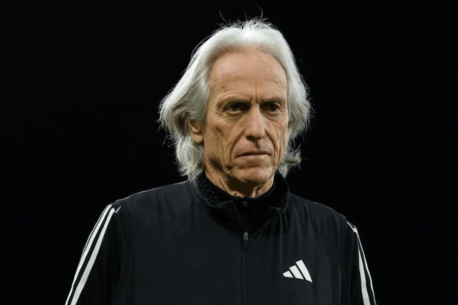 Jorge Jesus donne des instructions sur le banc d'Al-Nassr face à NEOM